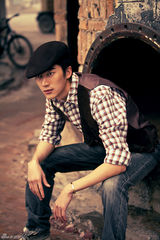 组图：宋珉宇年代写真展现优雅气质