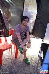 组图：刘心悠秀事业线开工 彭顺探班给执导意见