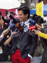 组图：陈晓东淋雨为妈妈献唱 做称职“全陪”