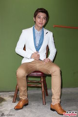 组图：炎亚纶亮相粉丝见面会 衣着帅气抢镜