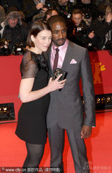 幻灯图集：《捉刀手》首映 准妈妈助阵布鲁斯南