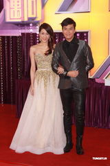 组图：TVB台庆颁奖 钟嘉欣携手马国明入场