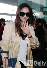 组图：李宝英李升基等赴港 韩彩英御姐范儿