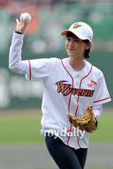 组图：韩女星具惠善为棒球赛开球 短发甜美自信