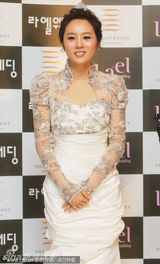 组图：韩国女星李秀英幸福完婚 着透视蕾丝裙亮相