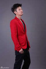 组图：芦芳生艳丽时装大片 突破形象演绎阳光型男