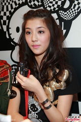 组图：吴千语甜笑认峰嫂 旅行未与林峰同房