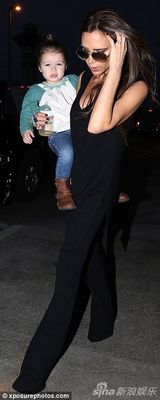 组图：贝嫂带三子女现身机场 小七仔裤皮靴抢眼