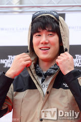 组图：李妍熙柳演锡穿情侣冲锋衣出席签名会