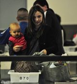 组图：奥兰多娇妻米兰达-可儿单手抱子现身机场