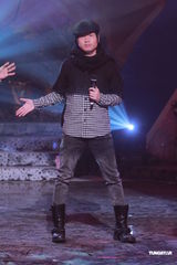 组图：《劲歌金曲》录影 阿娇(钟欣桐)出席郑欣宜落泪