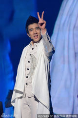组图：王力宏红色战袍开唱 亲吻辣妹卖萌不断