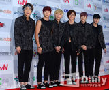 组图：宋慧乔李钟硕李准基等亮相电视颁奖礼