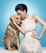 组图：小宋佳与金毛犬拍封面 俏皮清新迎新年