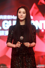 组图：范冰冰助阵COOLGUY 遇痴情粉丝胸前签名