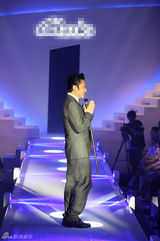 组图：吴秀波黑白装消瘦亮相  辣妈环绕显悦色