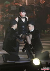 组图：汪明荃香港开唱 造型多变火辣优雅