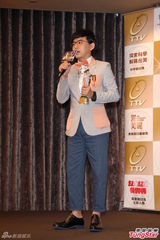 组图：张小燕黄子佼战金钟 纪念25年师徒情