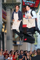 幻灯图：克鲁斯为新片变飞人 和主持人当空卖鸡蛋