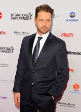 组图：Lady Gaga身着怪异镂空裙助阵国际艾美奖