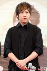 组图：五月天阿信幽默安抚媒体 发福俊颜不再