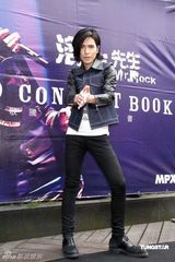 幻灯图：萧敬腾写真书签售 要考虑“露点”演出