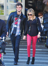 组图：阿什丽-提斯代尔和男友现身机场红裤抢眼