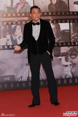 组图：梁家辉亮相金像奖红毯 举手致意