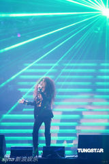 幻灯图：欧阳菲菲6年后再开唱 延时开场惹混乱