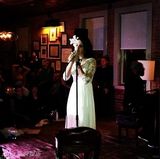 组图：打雷姐低胸白裙献唱 头戴百合似花仙子