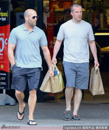 组图：硬汉斯坦森帅气出街 墨镜混搭人字拖