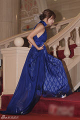 组图：《请回答1997》申素律蓝裙典雅吐舌卖萌