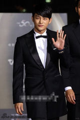 组图：徐仁国帅气亮相 剪刀手卖萌