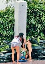 组图：张柏芝带两子戏水 小Q全裸疯跑