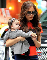 组图：维多利亚抱女儿现身 小7头戴蝴蝶结可爱