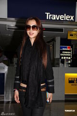 组图：Angelababy回港报平安 经历日本地震心有余悸