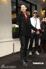 幻灯图：吴建豪小平头亮相 坦陈公司员工涉毒问题