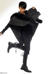 组图：许诺黑色潮装似时尚版蝙蝠侠