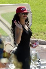 组图：蕾哈娜黑裙现身意大利欢乐坐游艇