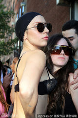 组图：LadyGaga穿蕾丝胸罩出街 大方让粉丝摸胸