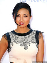 组图：艾美奖红毯 亚裔主播麦珍妮蕾丝黑白配