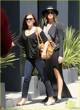 组图：詹妮弗-劳伦斯黑装出街秀圆腰硕腿