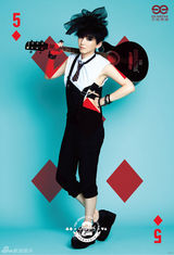 组图：刘忻化身搞怪扑克牌少女 大胆表达自我