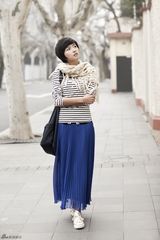 组图：万茜街拍写真清新可人