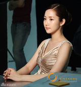 高清组图：韩星朴敏英拍广告肌肤水嫩身姿性感