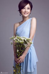 组图：“令妃”刘晓烨拍夏日写真 清新美丽动人