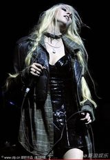 组图：泰勒-莫森性感开唱 尽现魔女本色