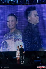 组图：黎瑞恩慈善个唱开锣 开心落泪唱经典