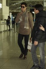 组图：韩星刘智泰休闲亮相机场笑容满面