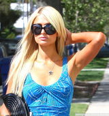 幻灯图：帕丽斯蓝色层叠礼服性感现身 搔首弄姿